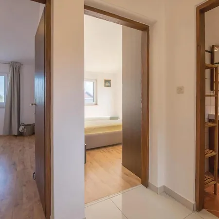 Two-bedroom In Feriehus Ližnjan
